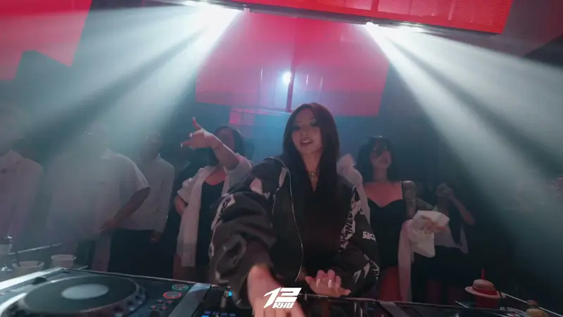 Nữ DJ chơi nhạc tại bốt KHU 13 dưới hai luồng đèn trắng