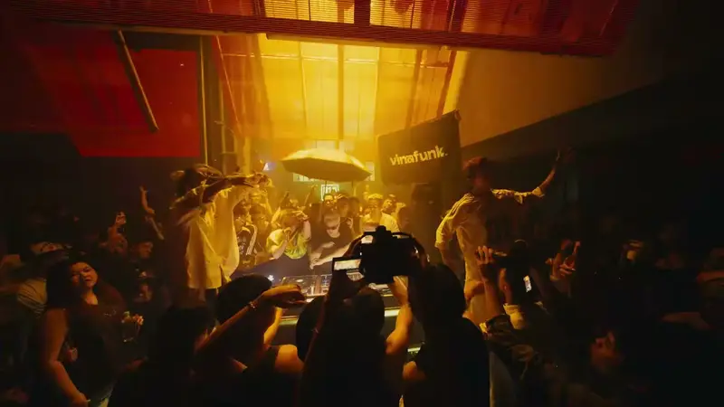 Ánh vàng cam phủ khu bốt DJ KHU 13, nghệ sĩ biểu diễn giữa vòng khán giả